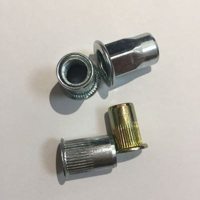 Gelber Zink-Kohlenstoffstahl M6 Flachrunderkopf Halbhex-Nivet-Nuss für Innen- und Außen